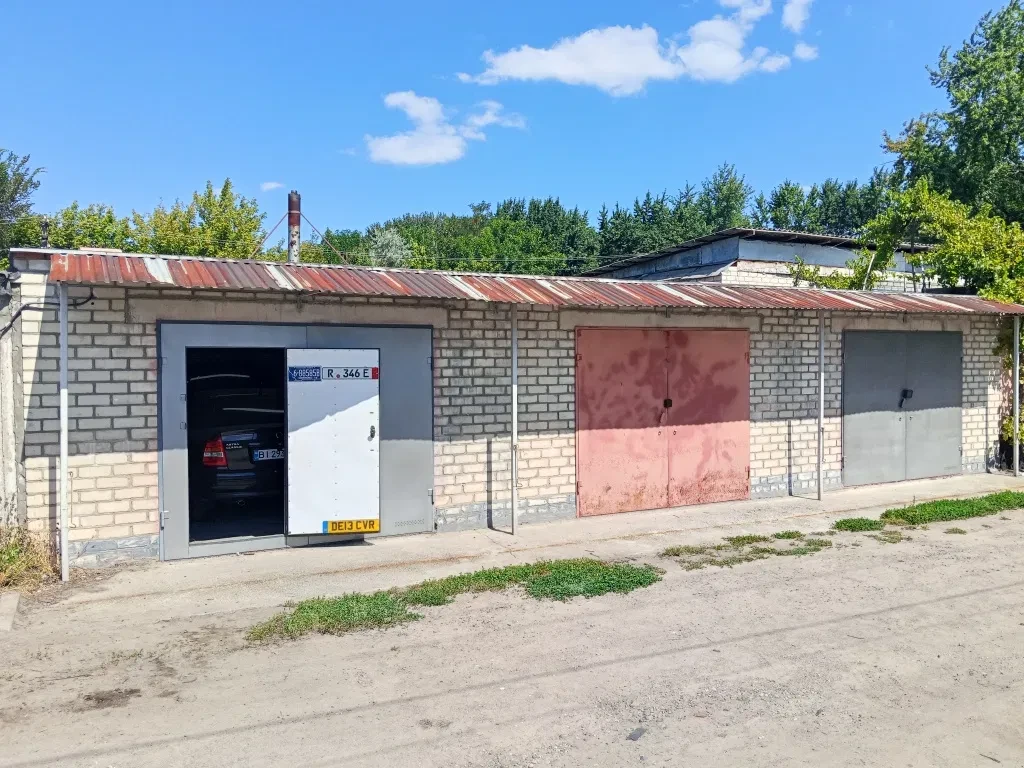 Гараж-бокс, Кременчук: житлова кімната, оглядова яма