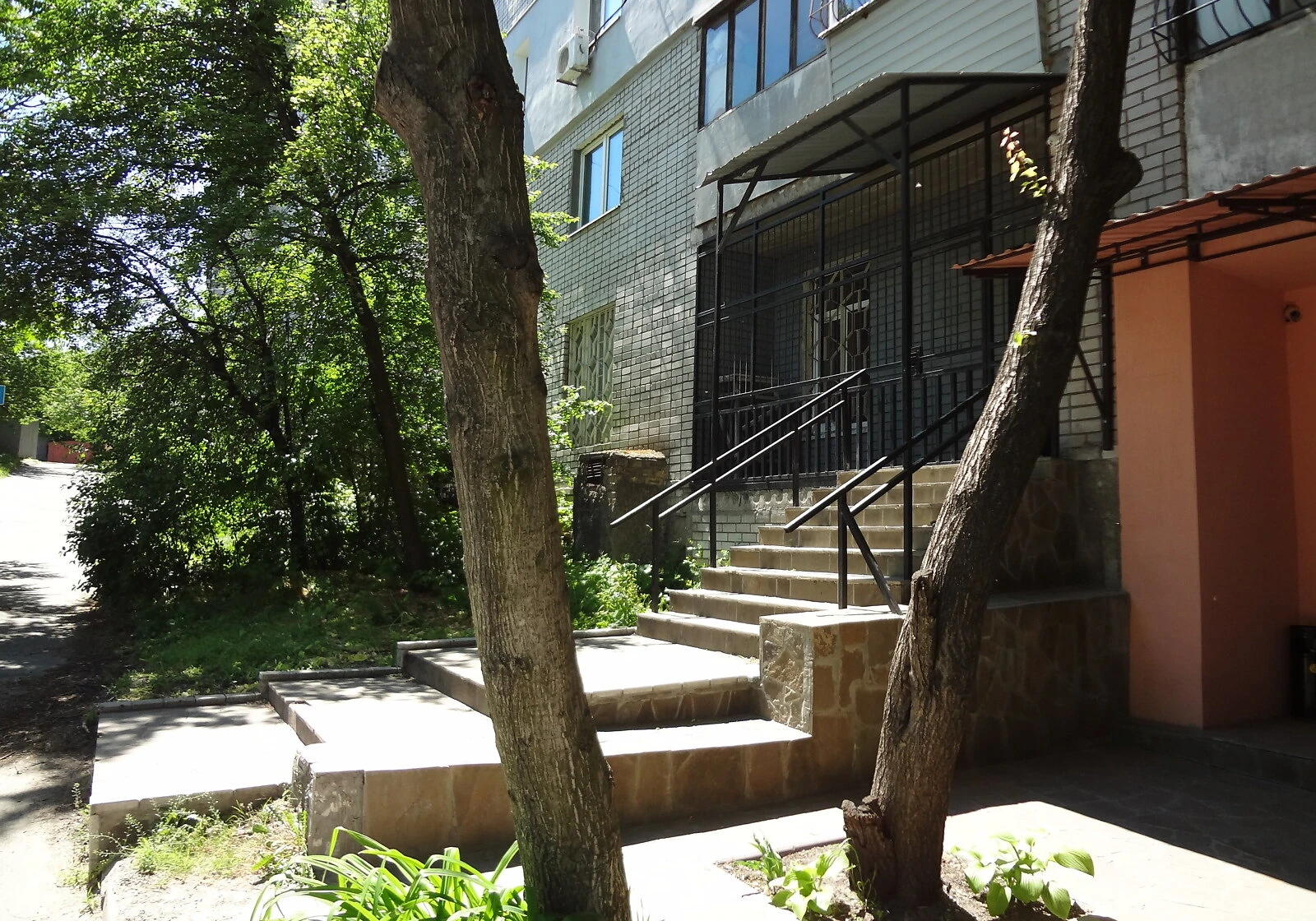 1-кімнатна квартира, Робоча: охорона території, відеоспостереження