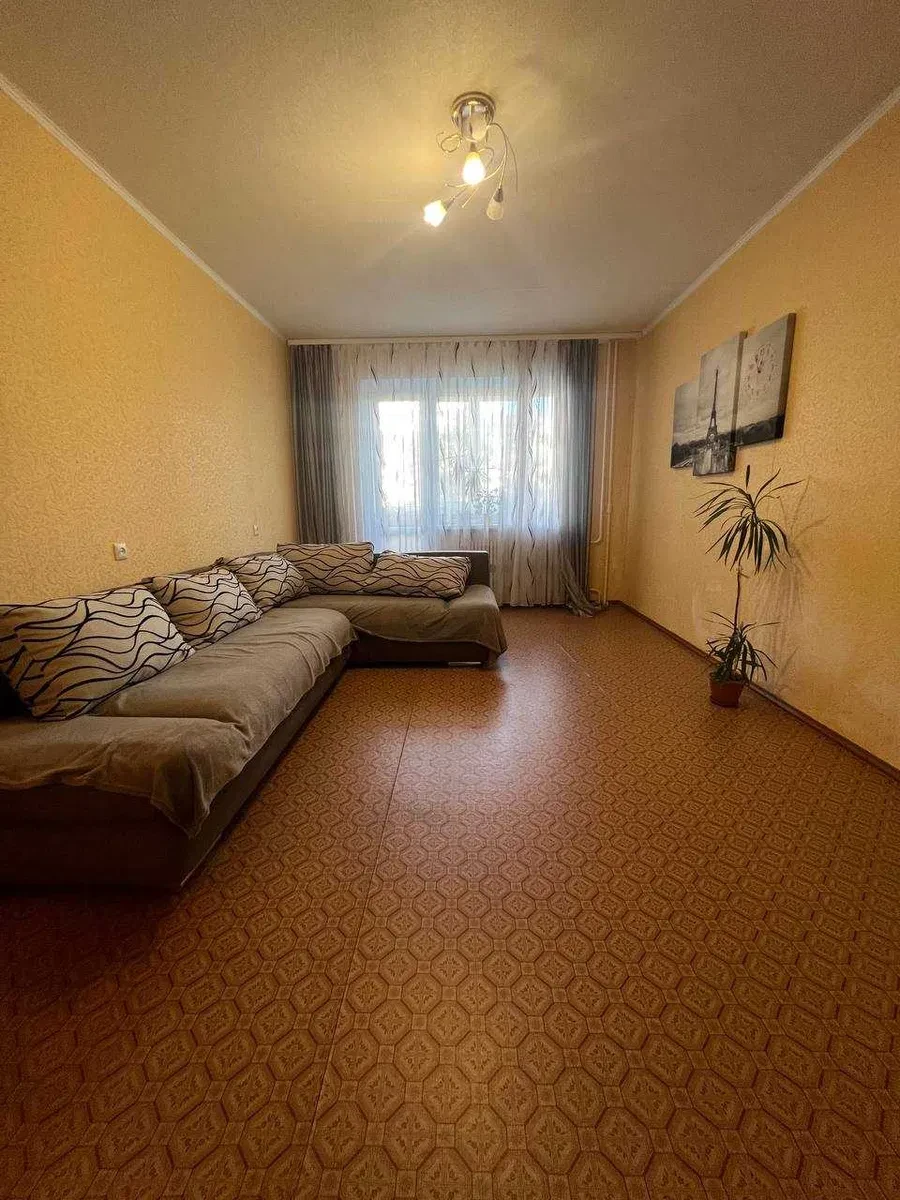 3-кімнатна квартира, 4 мікрорайон: косметичний ремонт, меблі та техніка - фото 1