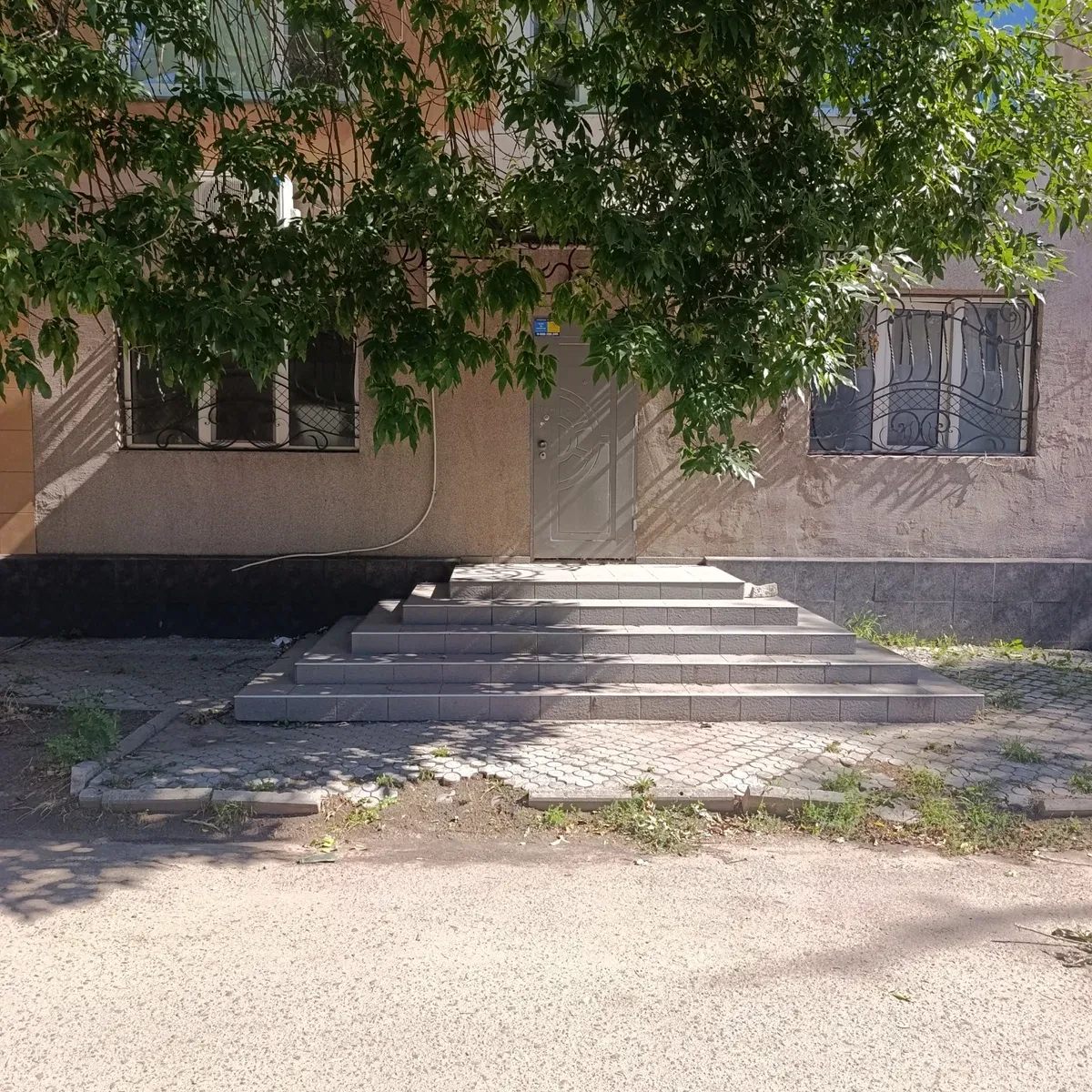 Офіс, Iнгульський: окремий вхід, фасадне, 4 окремі кімнати - фото 1