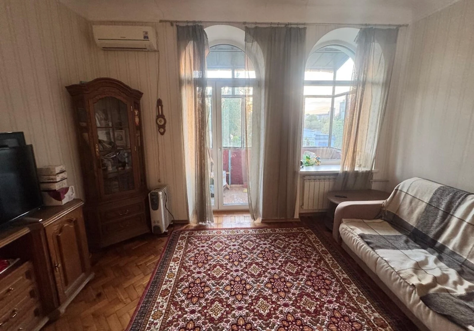2-кімнатна квартира, Центральний: сталінка, вода й опалення без світла - фото 1