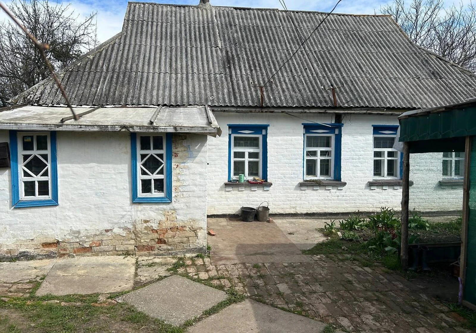Дача, Квітки: криниця, літня кухня - фото 1