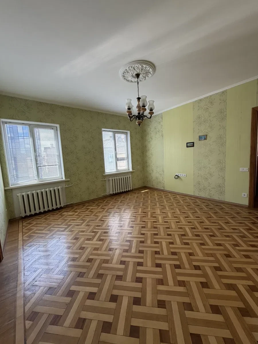 3-кімнатна квартира, центр: косметичний ремонт, власне горище, паркомісце - фото 4