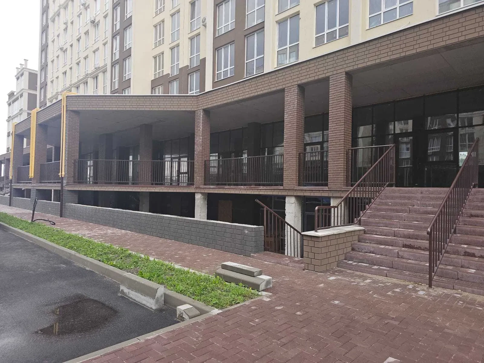 Приміщення у ЖК Благород: фасадне, тераса, панорамні вікна - фото 1