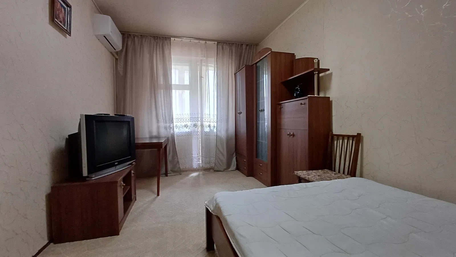 1-комнатная квартира, Дарницкий: балкон, метро в 10 минутах пешком - фото 1
