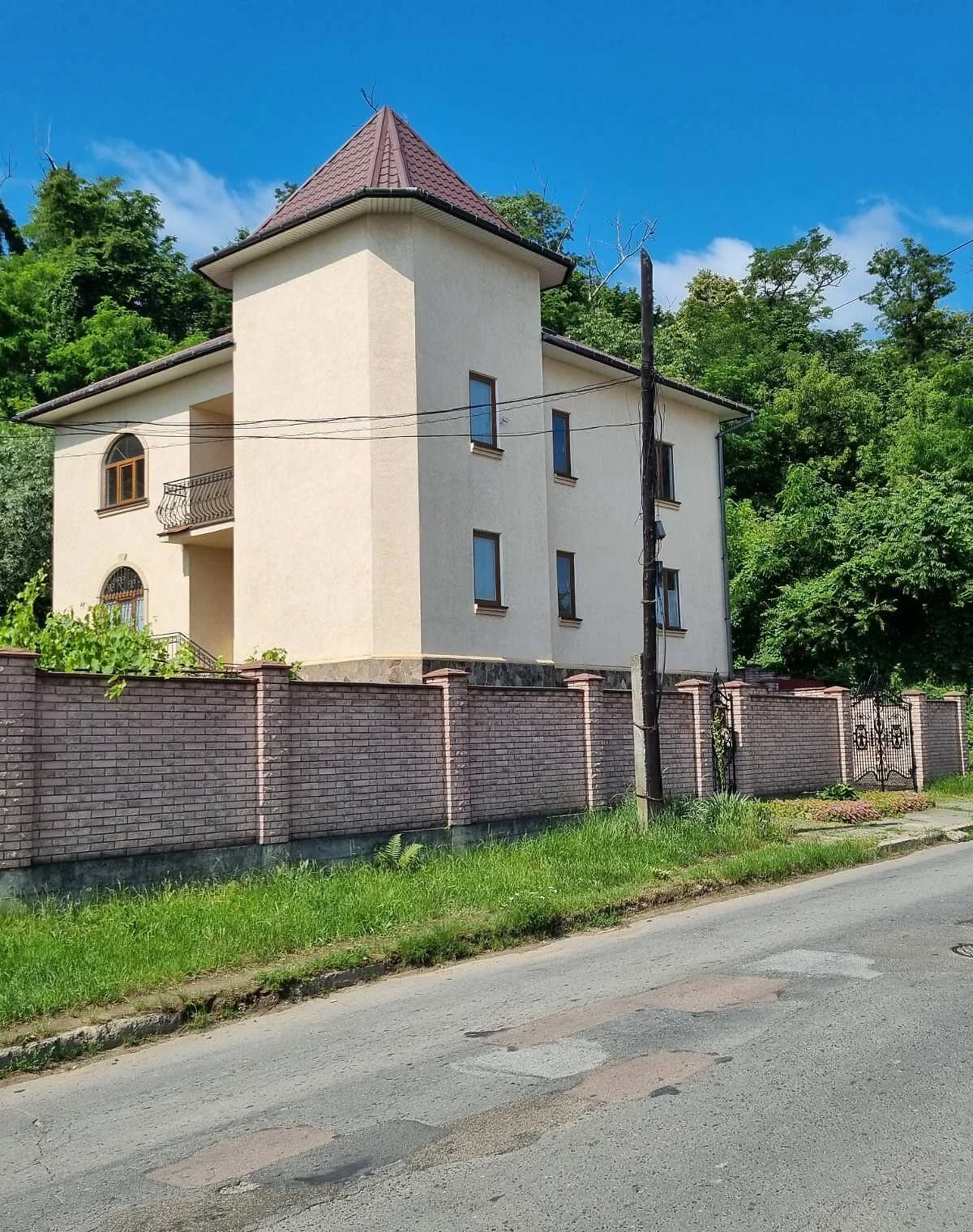 Будинок, Чернівці: опалення, ділянка 6 соток, гараж