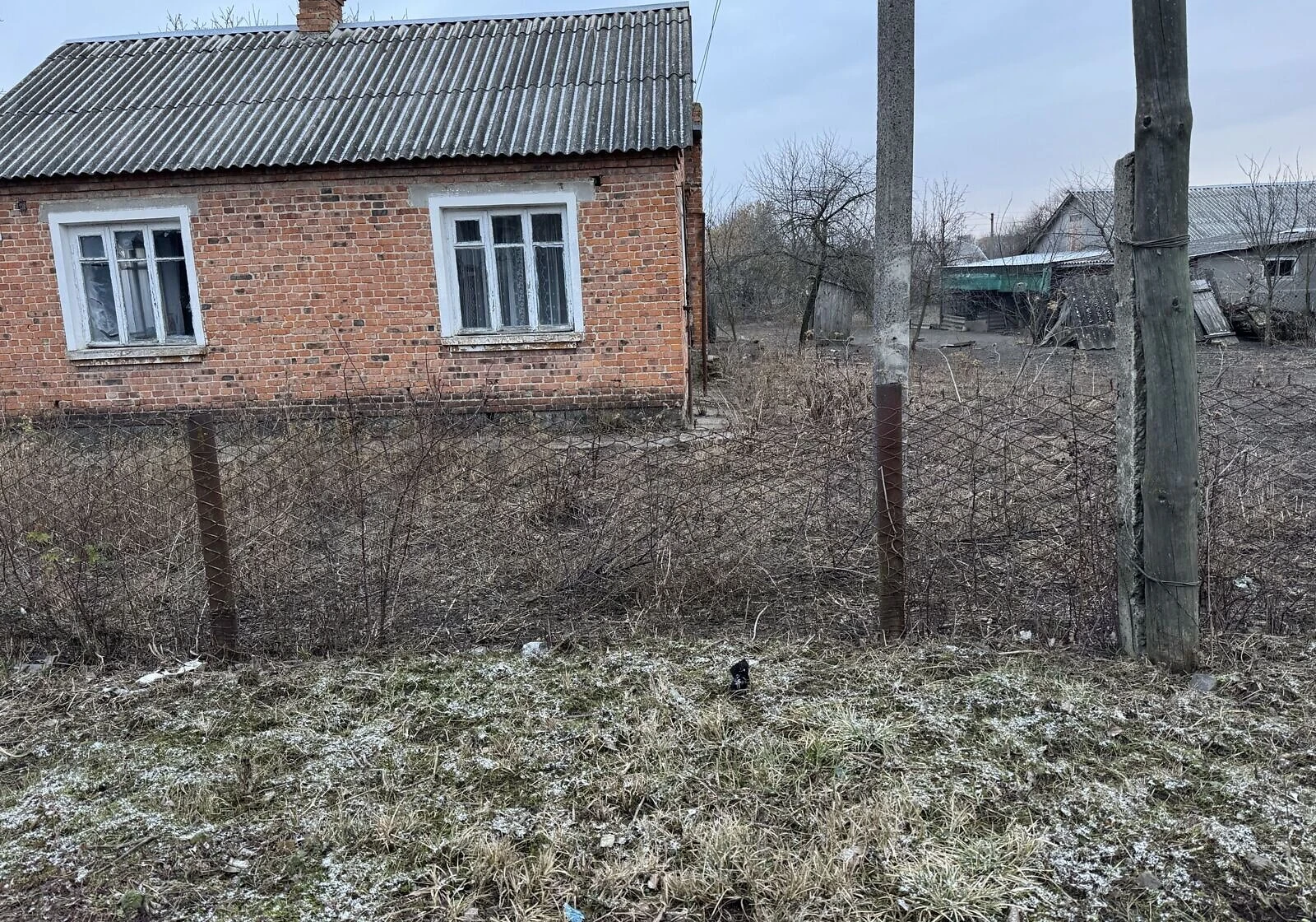 Будинок, Іваничі: цегляні стіни, сад