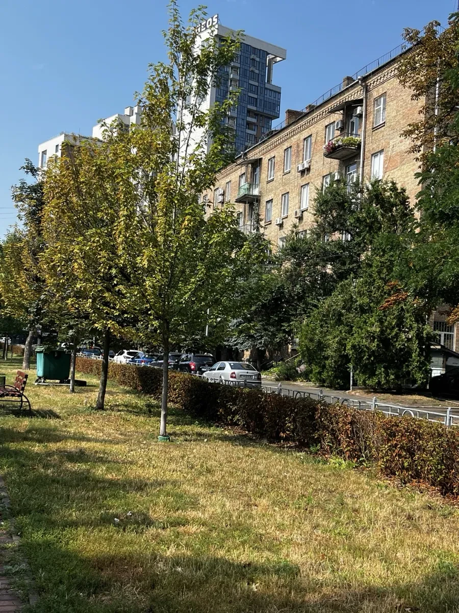 2-кімнатна квартира, Печерський: метро за 5 хв, сквер під вікнами - фото 1