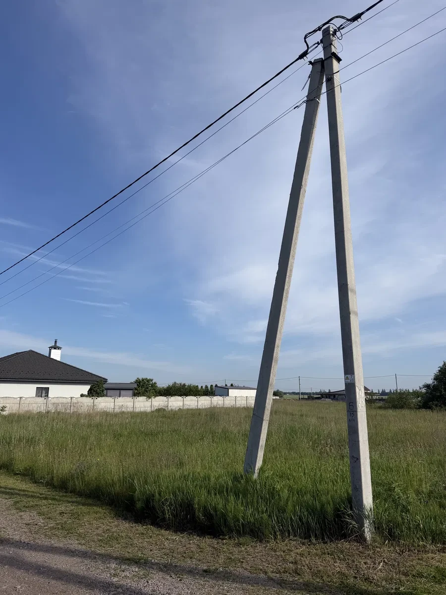Ділянка 12 соток, Ревне: поруч сусіди, газова труба, стовпи - фото 1