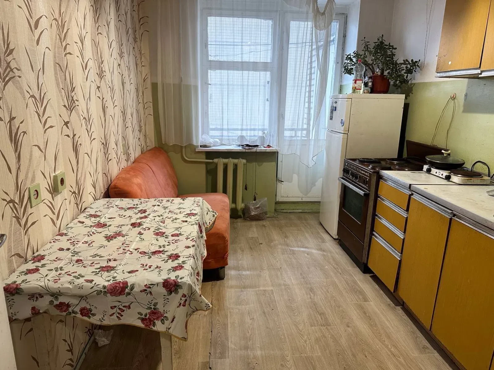 Кімната, Сихівський: двоспальне ліжко, балкон