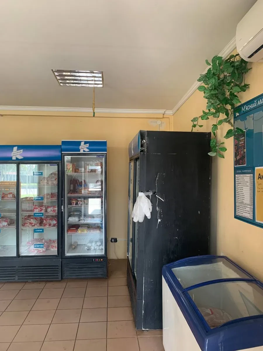 Магазин, Володимир: фасадне, парковка, центральна вулиця, фото 4