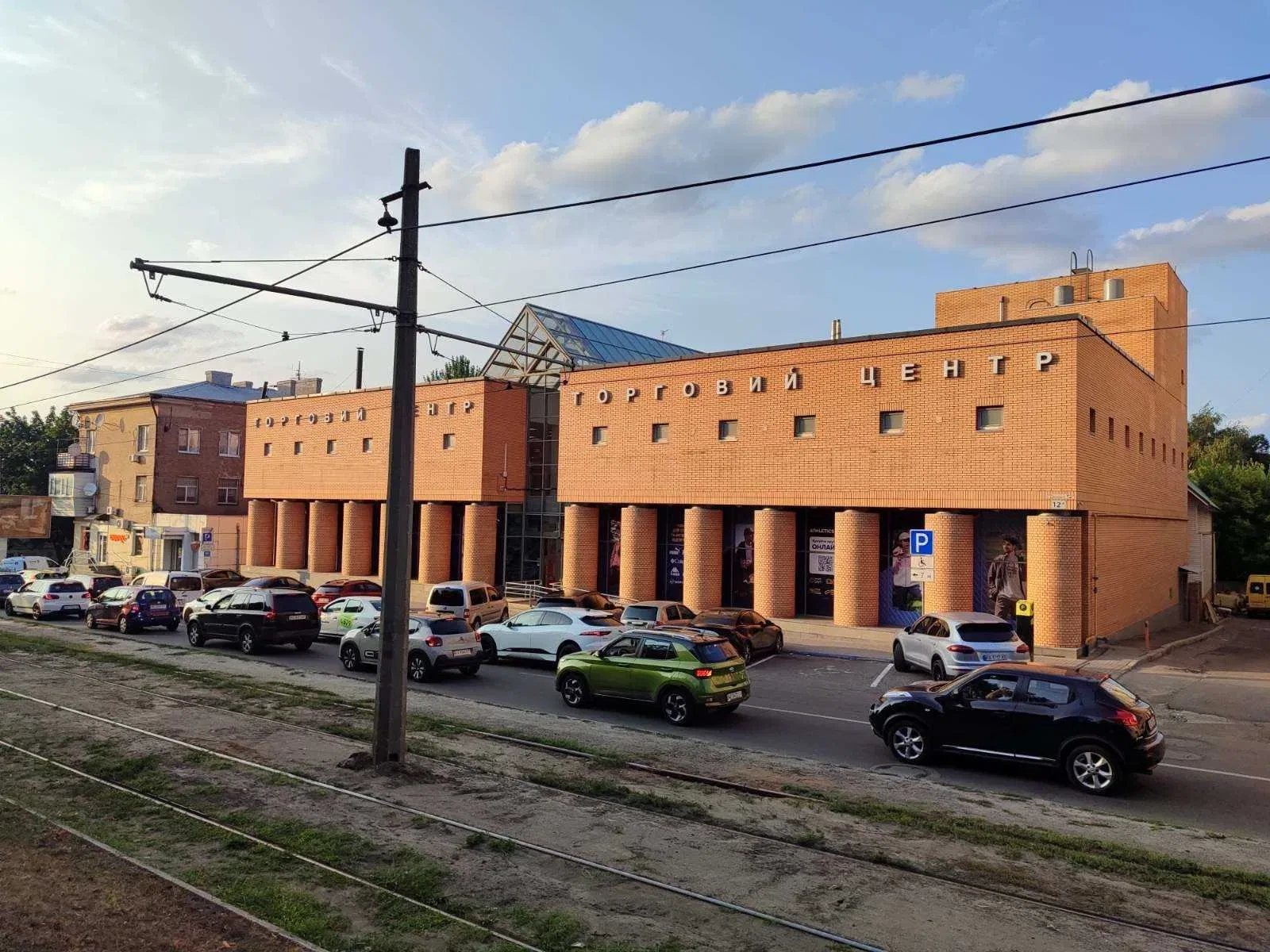 Торгові площі, Центральний: панорамні вікна, парковка на весь фасад