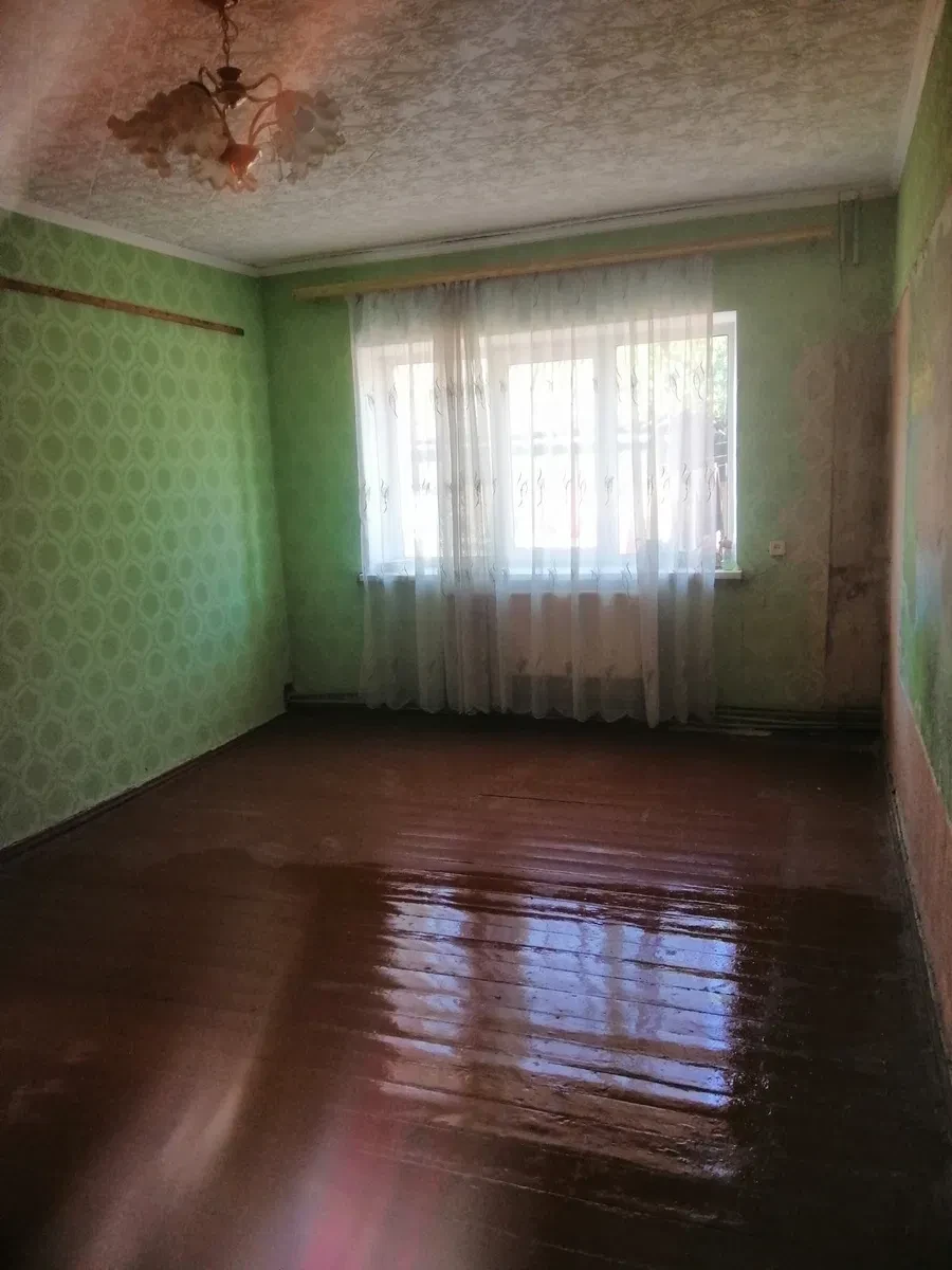 2-кімнатна квартира, Овруч: газове опалення, гараж і сарай у дворі