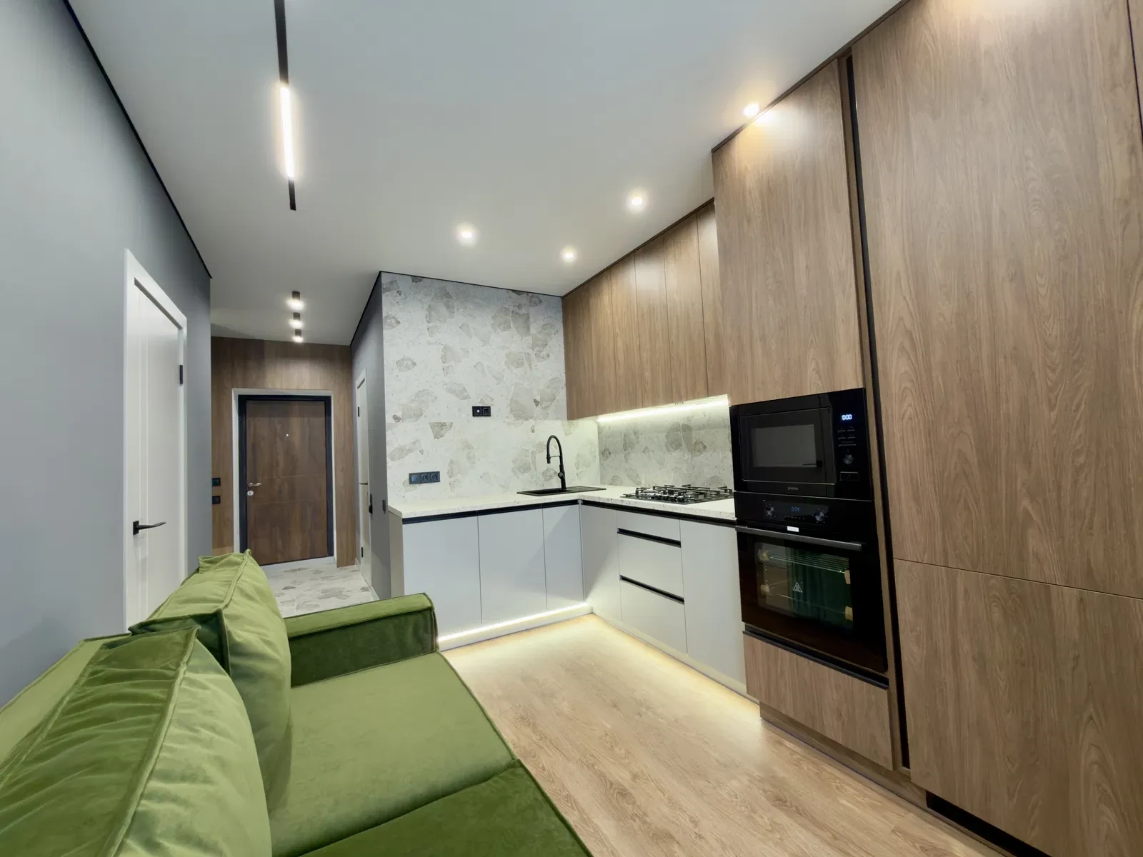 1-комнатная квартира в ЖК У-Квартал: кухня 18 м²