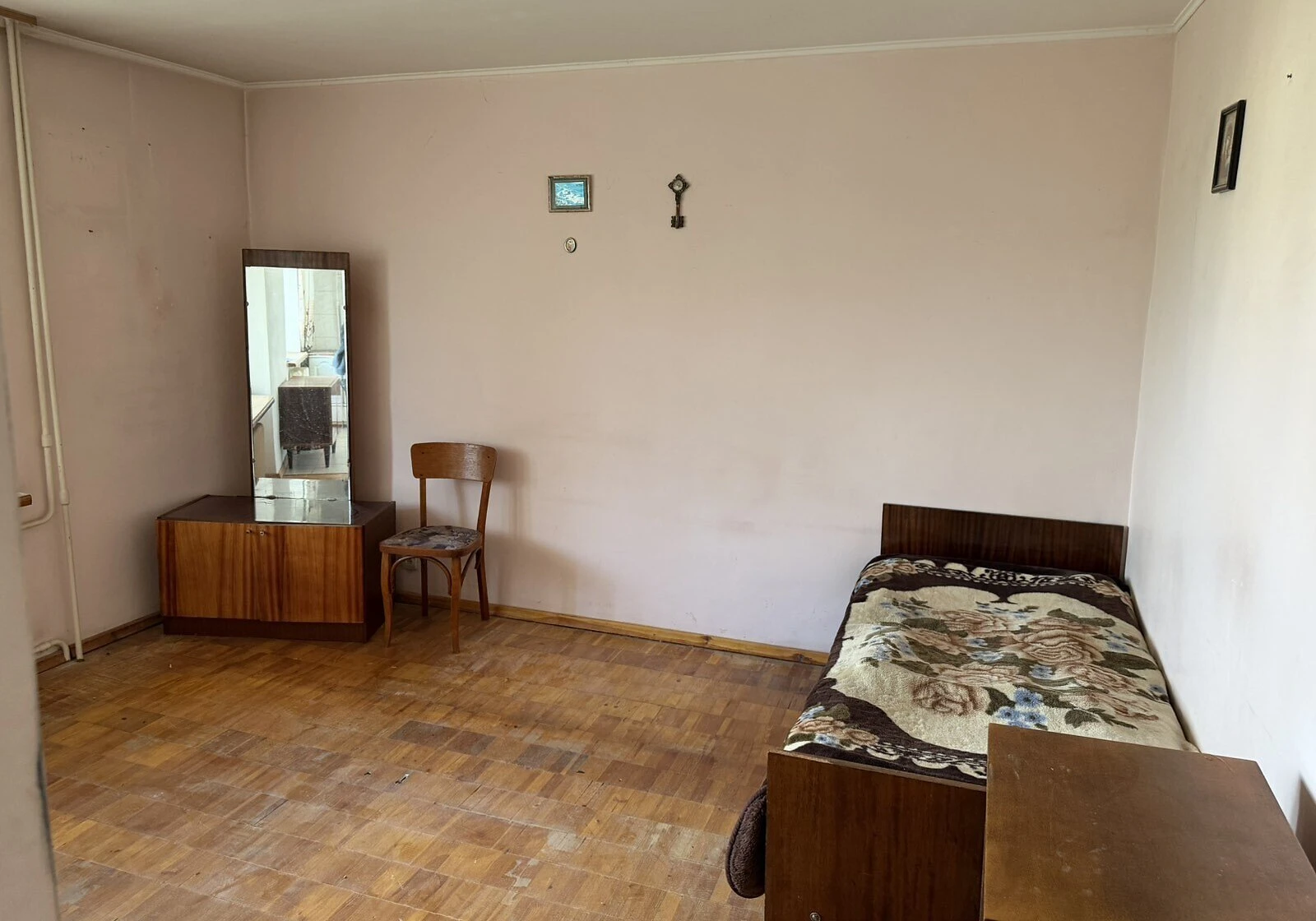 1-кімнатна квартира, Рівне: вода й опалення без світла, без ремонту