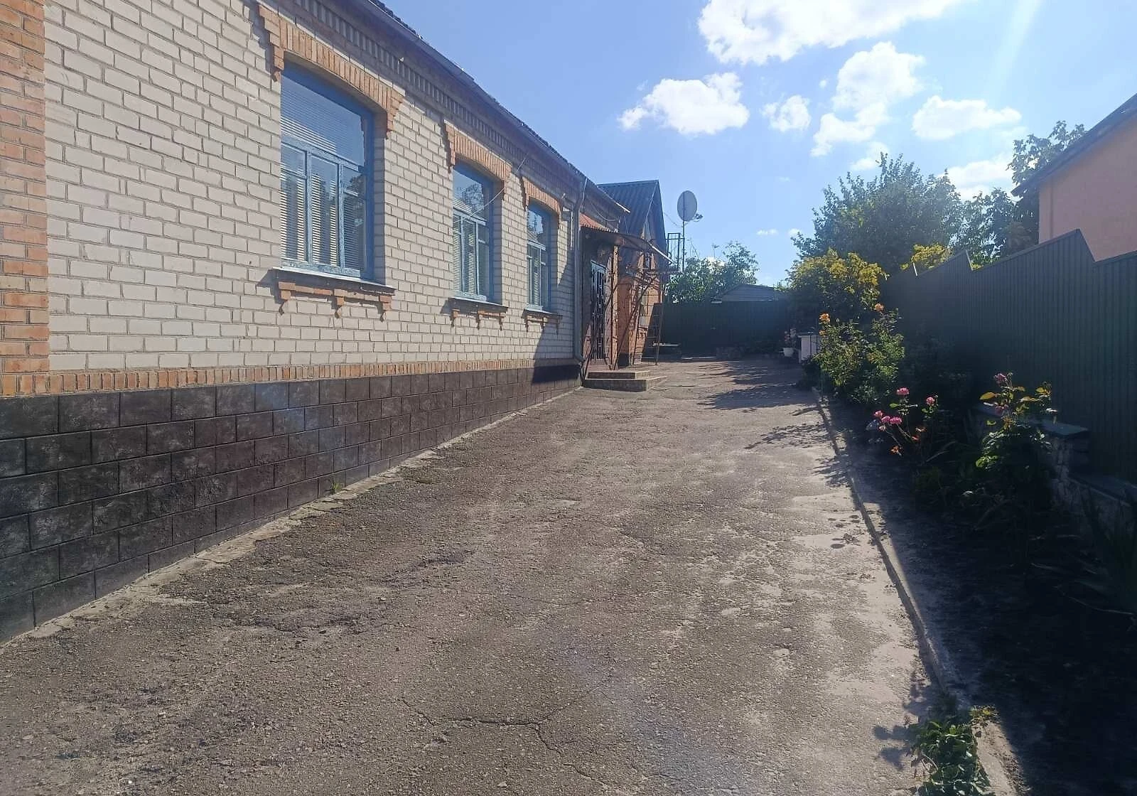 Будинок, Рокитне: криниця і свердловина, гараж у дворі - фото 2