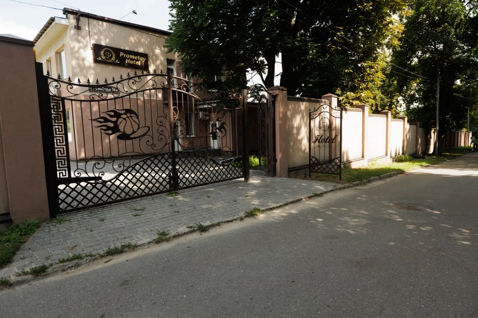 Готель, Кам'янське: 16 номерів, сауна з басейном, 50,54 сотки