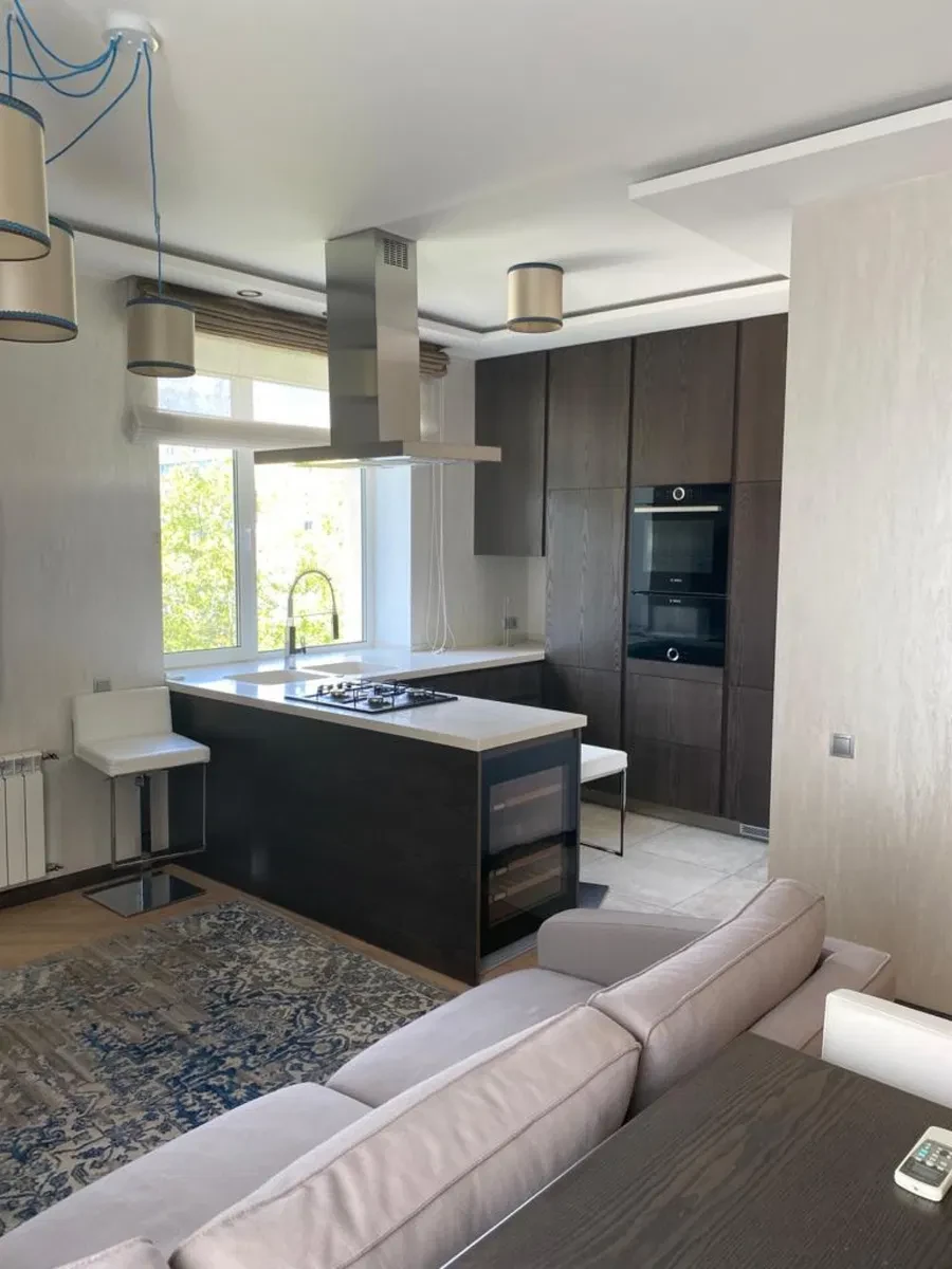 3-кімнатна квартира, Печерський: кухня-студія, укриття, метро Кловська