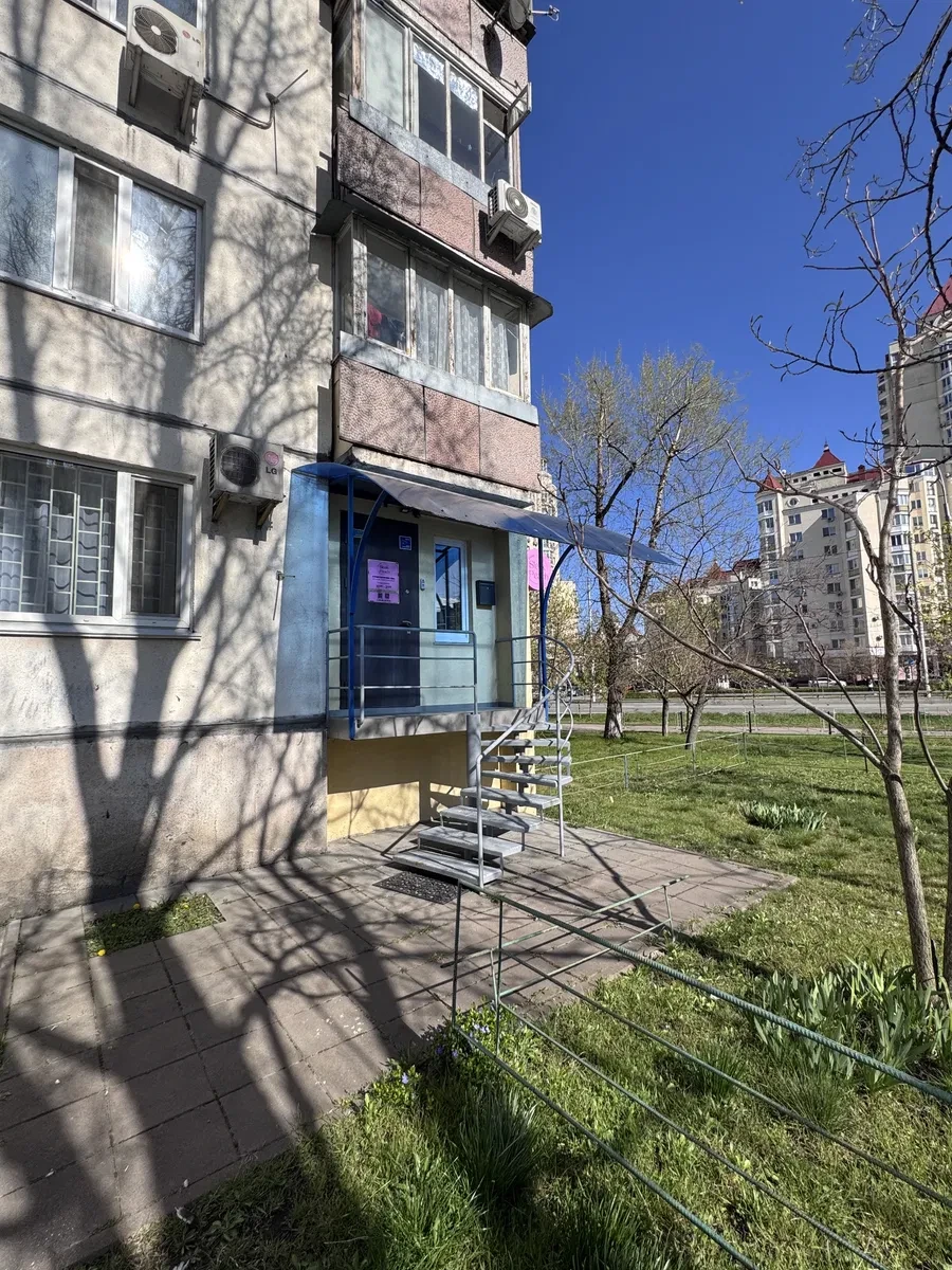 Салон, Оболонський: фасадний вхід, місце бровиста