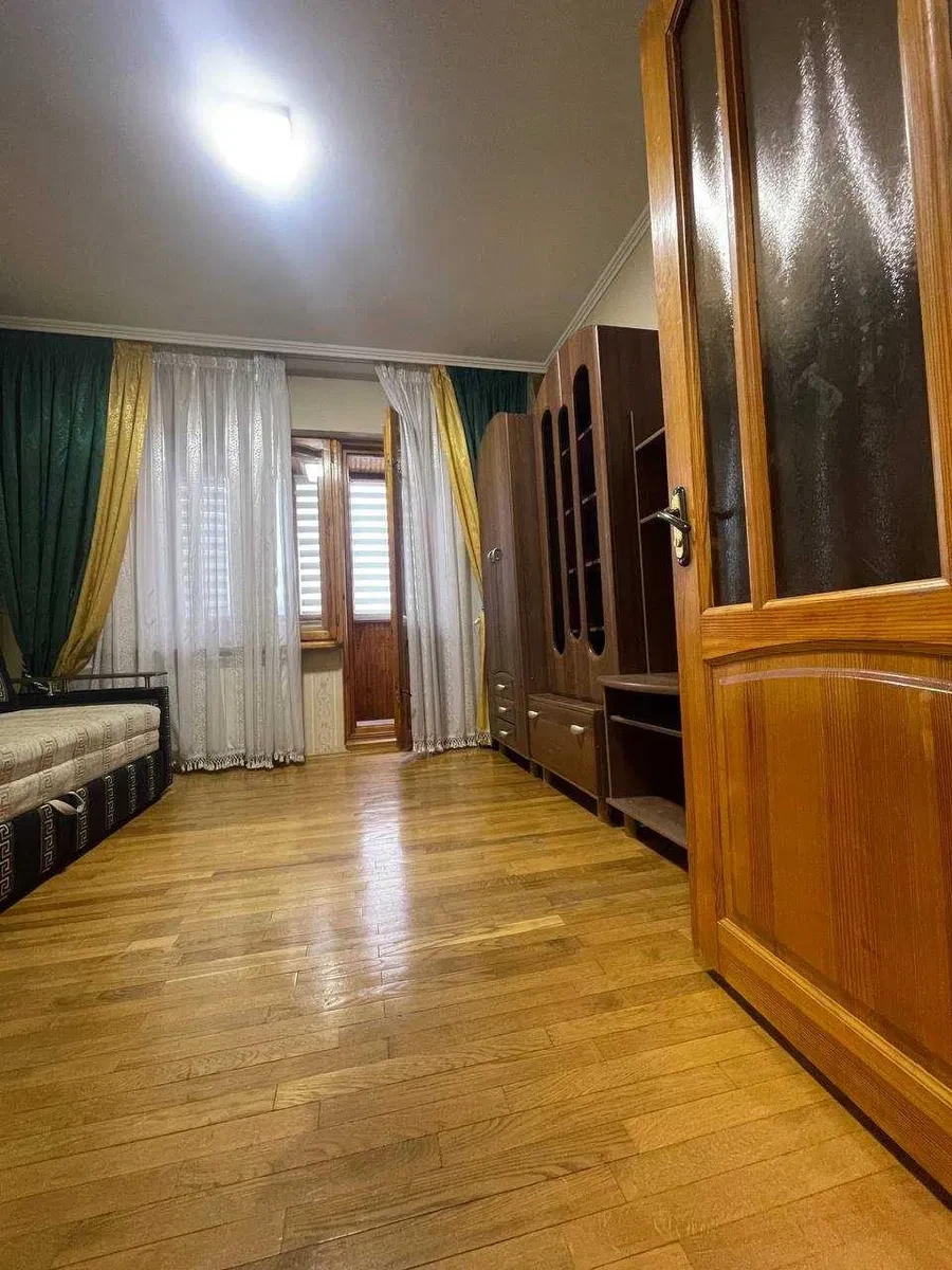 4-кімнатна квартира, Дарницький: кухня-студія, два балкони - фото 1
