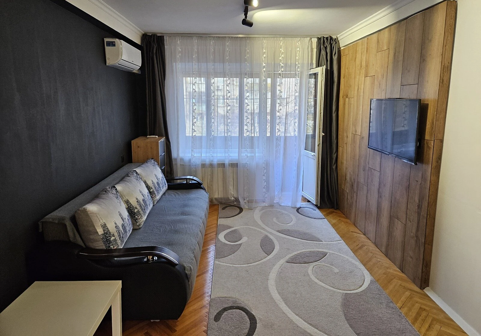 2-кімнатна квартира, Дніпровський: косметичний ремонт, метро Дарниця