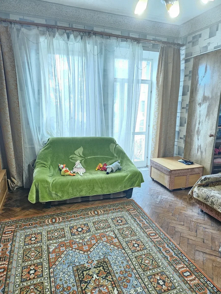 4-комнатная квартира, Киевский: в центре, под ремонт, 2 балкона