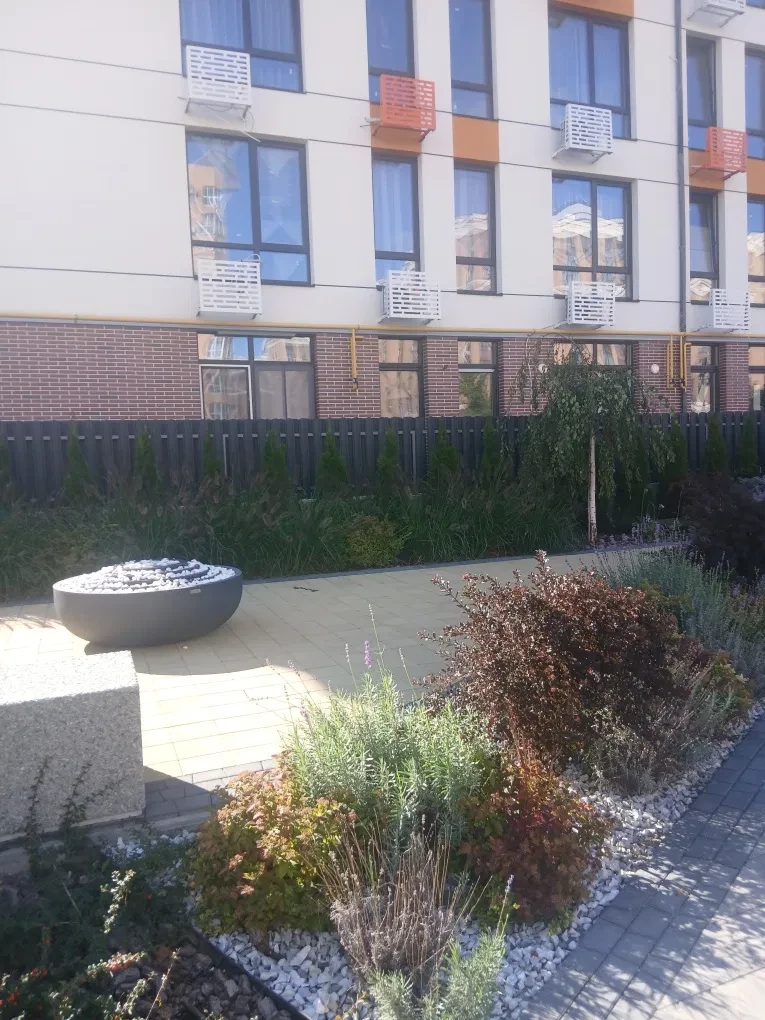 Студія у ЖК Sofi Houm: патіо 14,5 м², зона відпочинку на даху - фото 1