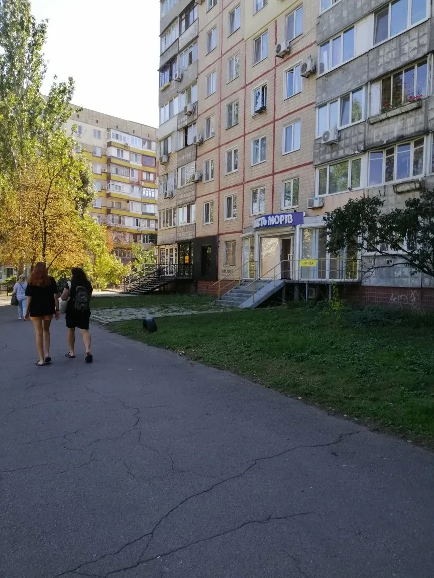 Магазин, масив Перемоги 5: фасадне приміщення, панорамні вікна