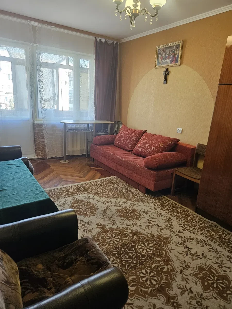 2-комнатная квартира, Ровно: паркет, застекленный балкон, кладовка - фото 1