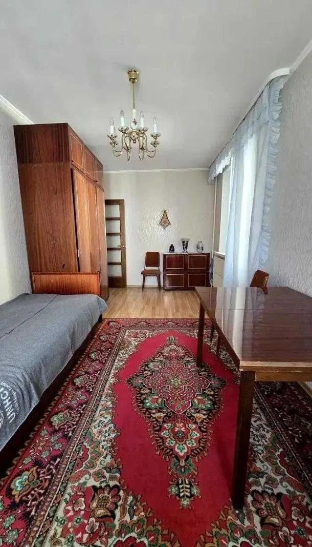 3-кімнатна квартира, Шевченківський: стан жилий, метро Перемога 5 хв