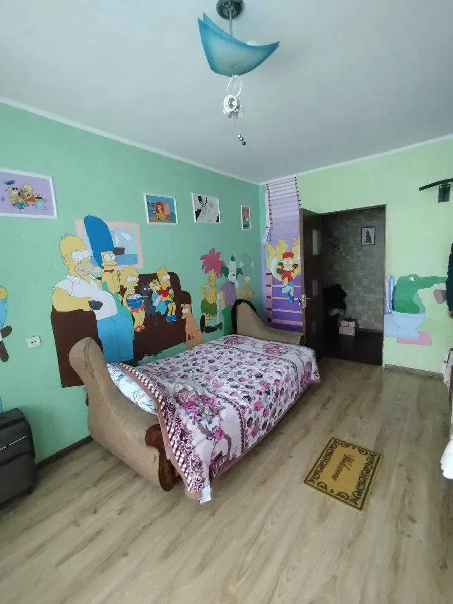 3-кімнатна квартира, Луцьк: меблі й техніка, два засклені балкони - фото 1