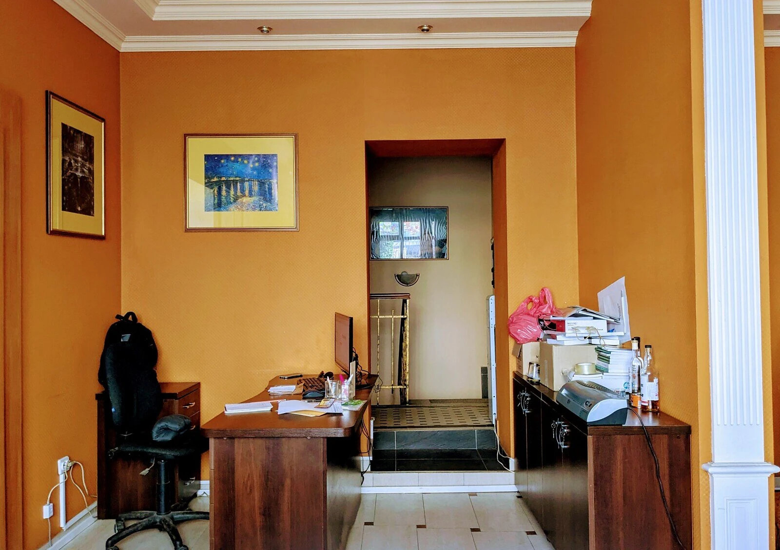 Офіс, Центр: фасадний, панорамні вікна, відкрите паркування - фото 2
