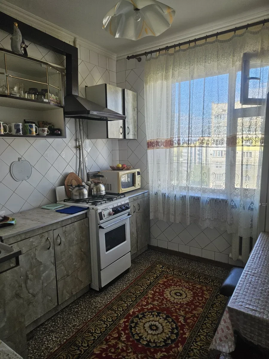 2-комнатная квартира, Ровно: паркет, застекленный балкон, кладовка, фото 5
