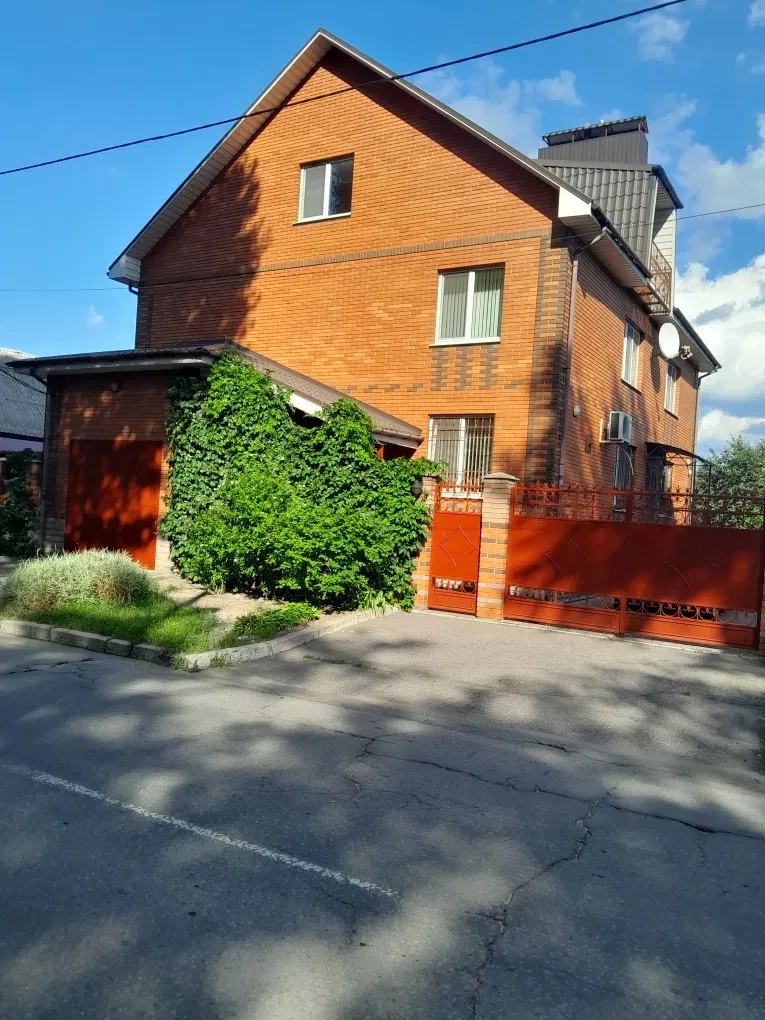 Котедж, Кременчук: два окремі входи, дві квартири, гараж