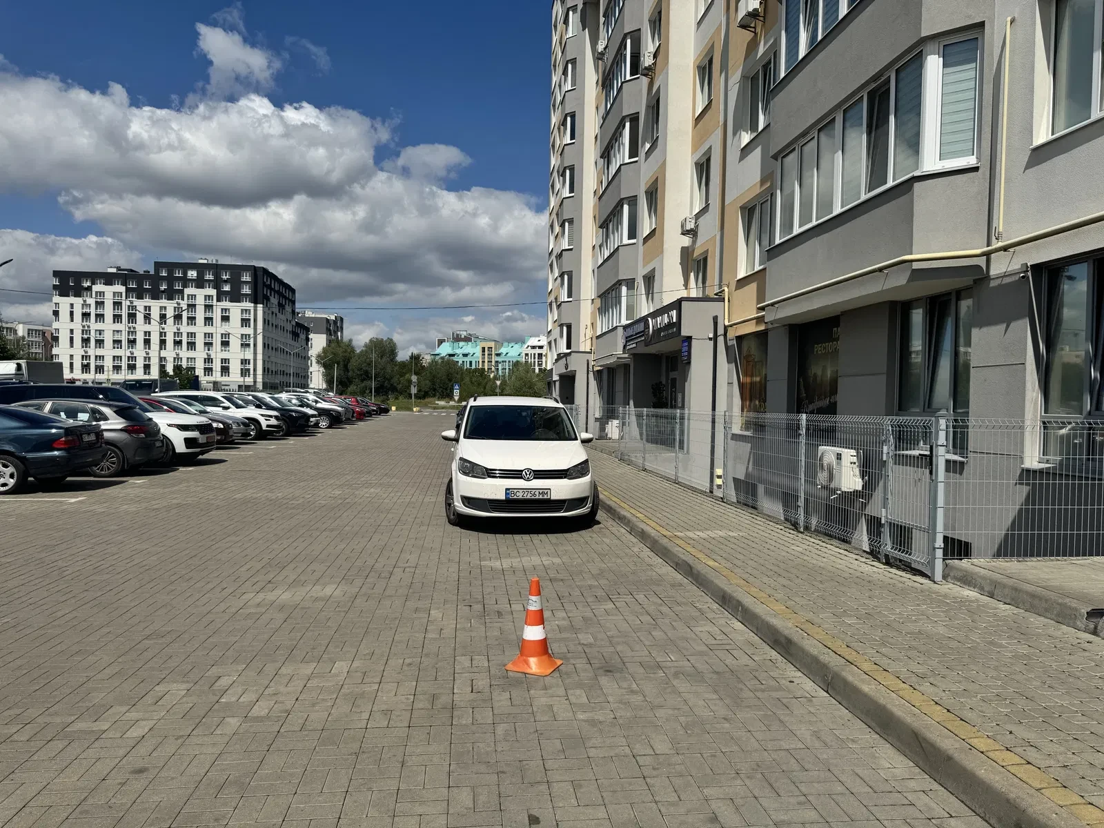 Помещение, Зубра: фасадный вход, панорамные окна - фото 3