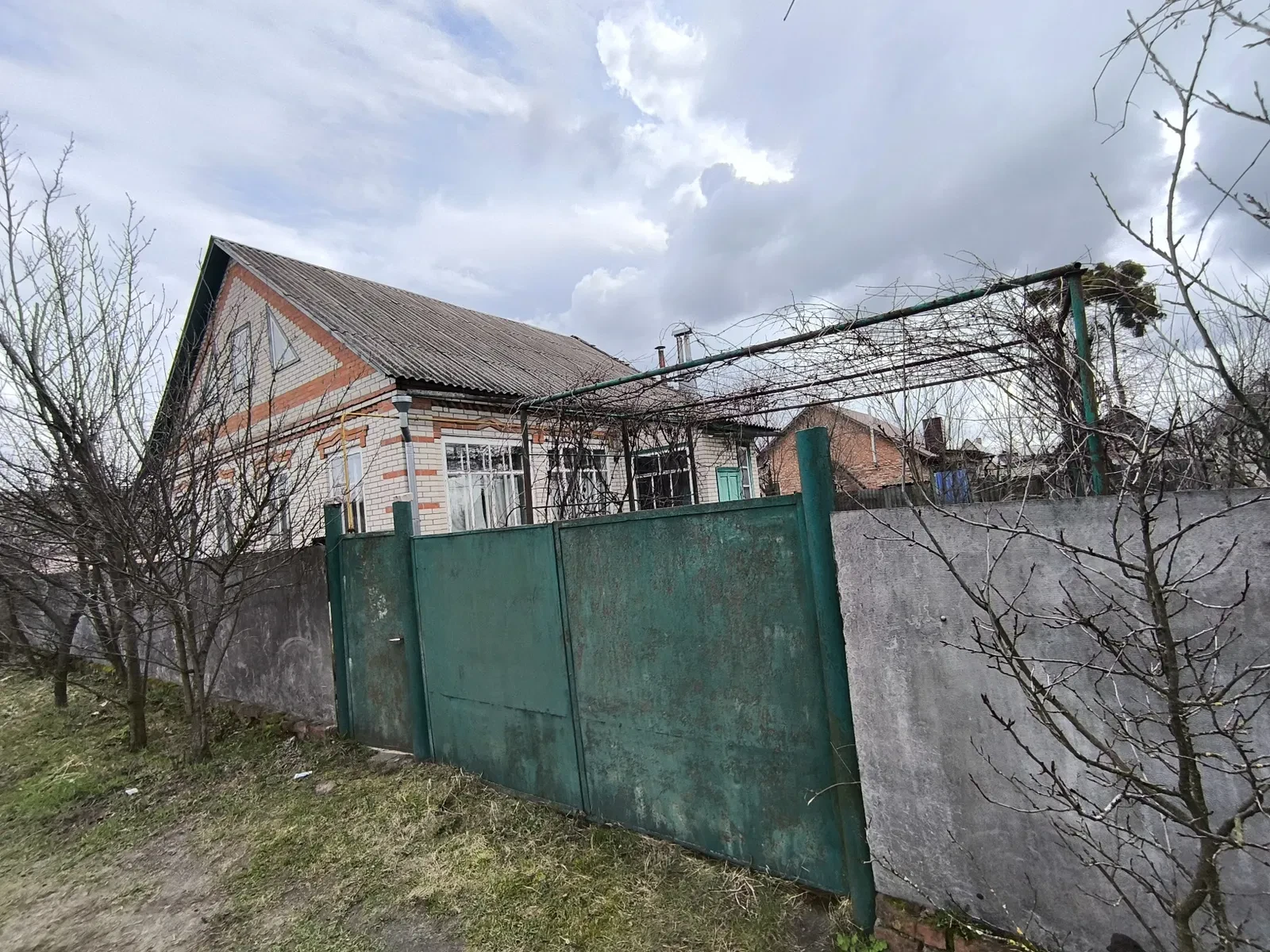 Будинок, Тростянець: великий двір, погріб, літня кухня - фото 1