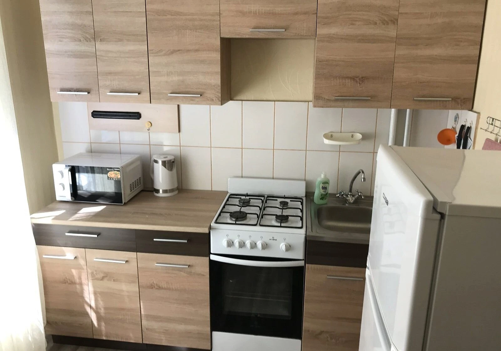 2-кімнатна квартира, вул. Донцова Дмитра: газова плита, двоспальне ліжко