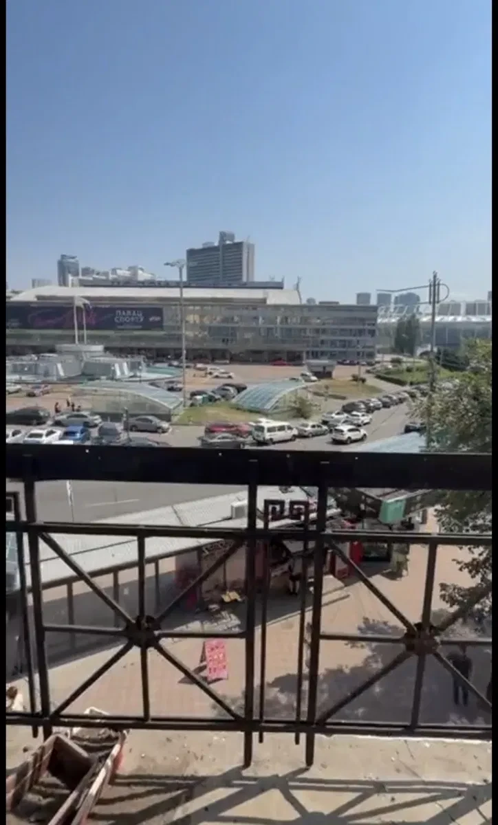 4-кімнатна квартира, Печерський: вільне планування, Палац Спорту з балкона - фото 4