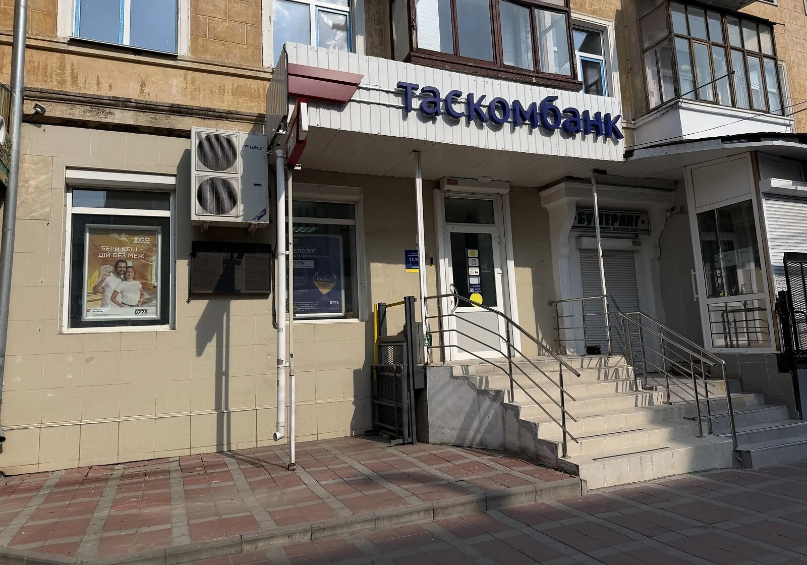 Приміщення, Ближнє замостя: фасадне, під аптеку, відкрита стоянка