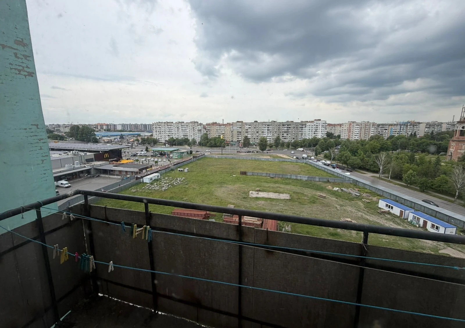 4-кімнатна квартира, 55 мікрорайон: тераса, цегляні стіни