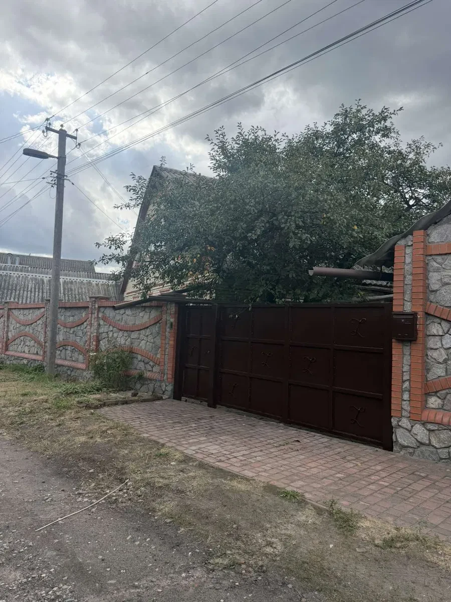 Будинок, Люботин: 5 окремих кімнат, гараж, 6 соток