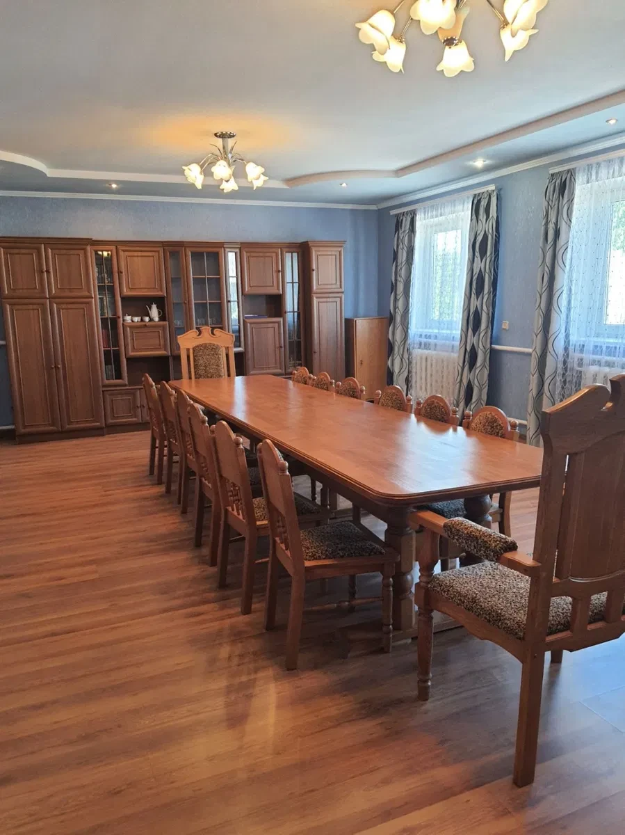 Будинок, Космічний: 2 гаражі, басейн і сауна