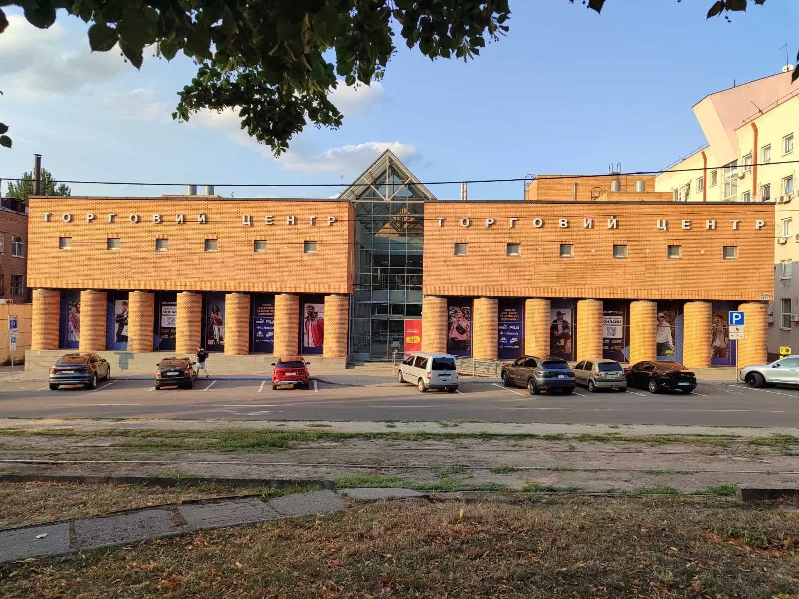 Торгові площі, Центральний: панорамні вікна, парковка на весь фасад, фото 2