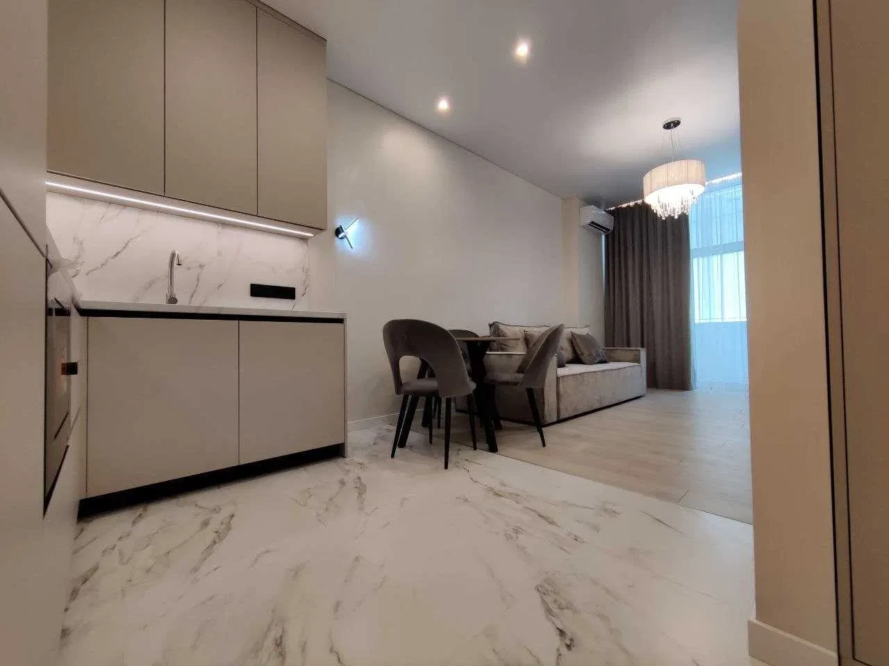 2-кімнатна квартира у ЖК Manhattan City: інвертор, метро 10 хв пішки