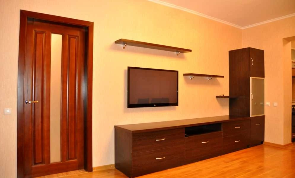 2-комнатная квартира, Дарницкий: кухня-студия, метро в минуте - фото 2
