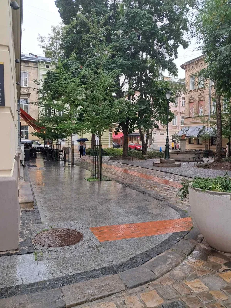 2-кімнатна квартира, Галицький: під ремонт, 3 фасадні вікна, фото 1