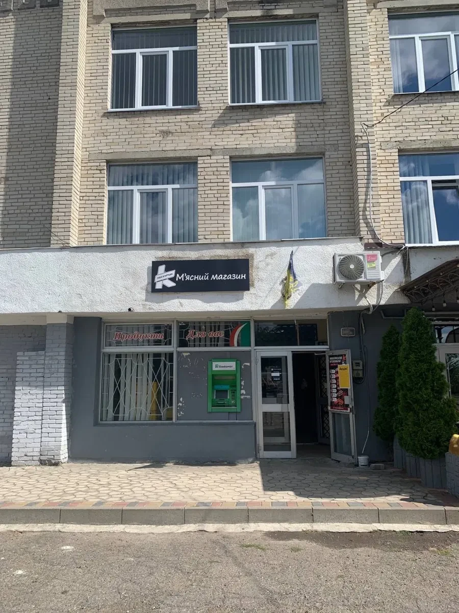 Магазин, Володимир: фасадне, парковка, центральна вулиця, фото 2