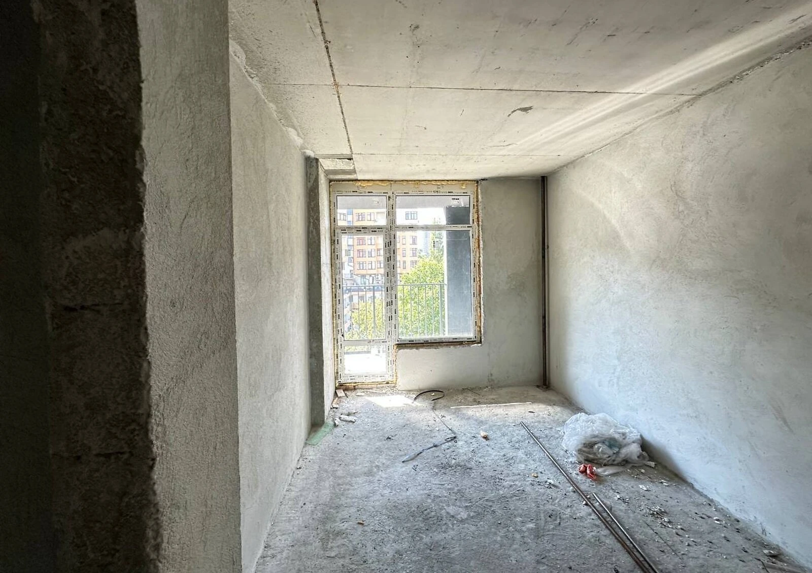 1-кімнатна квартира, Трускавець: внутрішній двір, чорнова штукатурка - фото 1