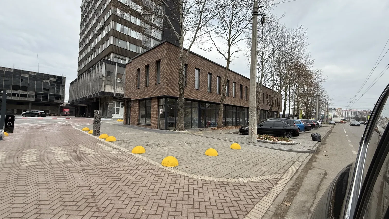 Торгове приміщення, Вовчинець: фасадне, біля Велеса - фото 1