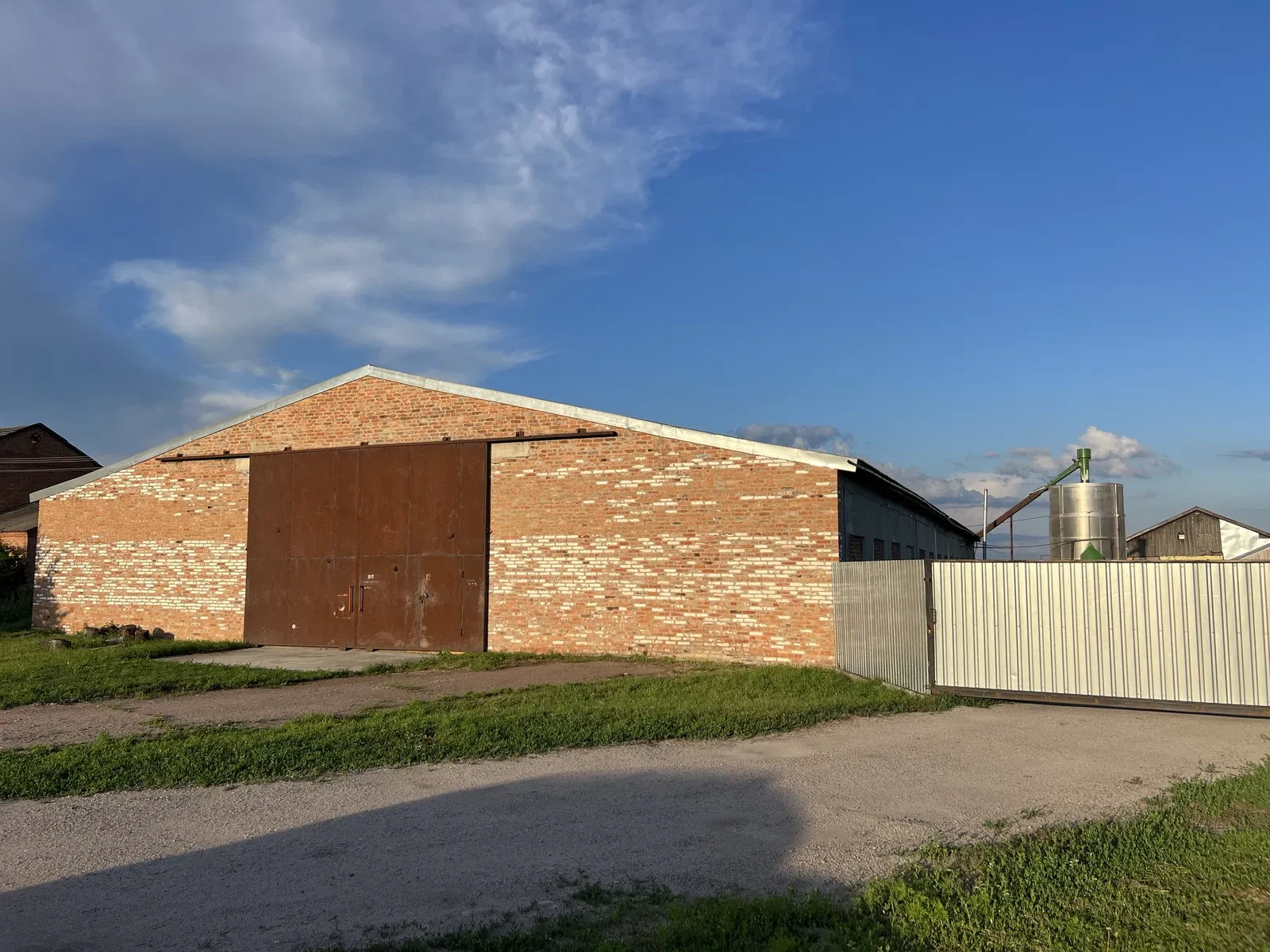 Склад, Войниха: майданчик близько 1000 м², ваги 80 т
